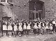 1969 год. 10-б класс на крыльце школы № 113. В первом ряду третья справа Лида Пикалёва. Фото из архива Пикалёвой Лидии Александровны