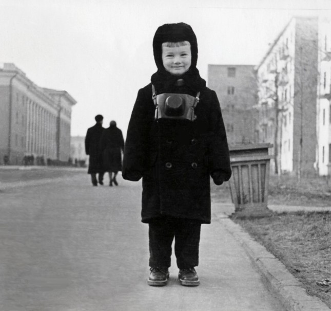 Юный С.Л.Пьянов у своего дома напротив здания Совмина КаССР. 1960 год